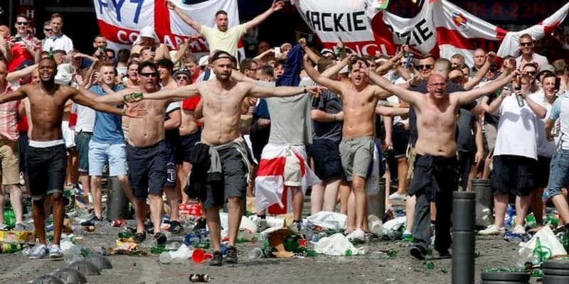 Giải thích chi tiết về thuật ngữ Hooligan Hooligan Là Gì? Đặc Điểm Và Tác Động Trong Bóng Đá Hiện Nay - 129pps