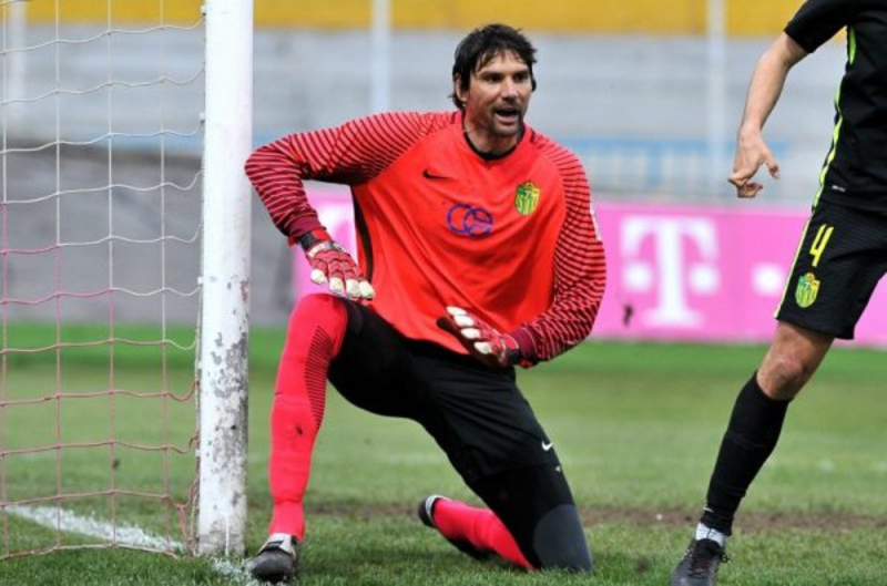 Thủ môn Vanja Ivesa cao 2m05