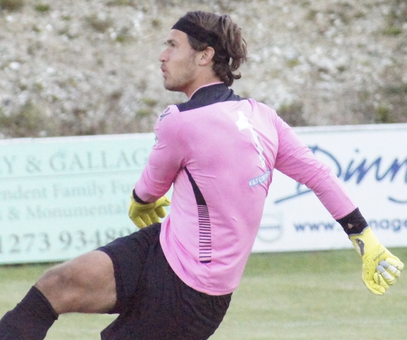 Thủ môn Simon Bloch Jorgensen cao nhất thế giới