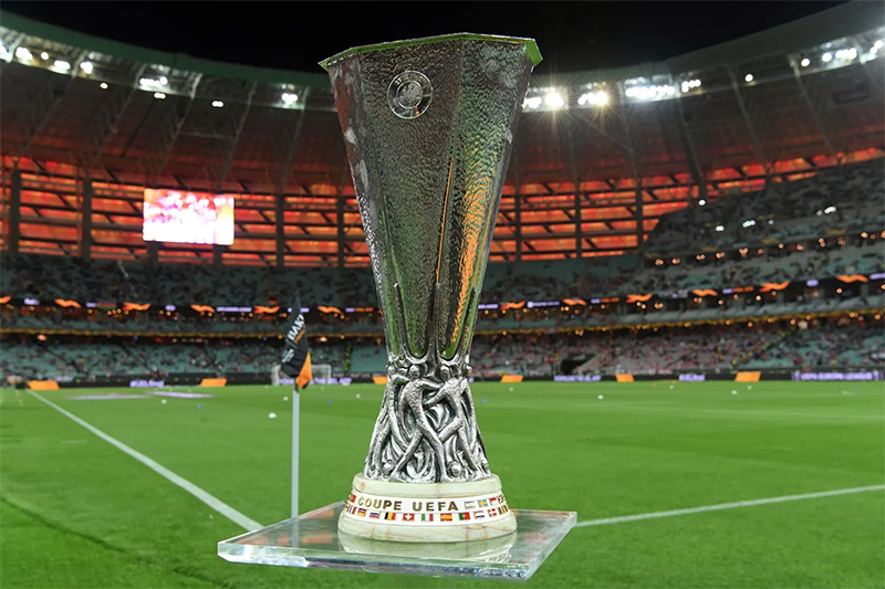 Cận cảnh chiếc cúp vô địch Europa League