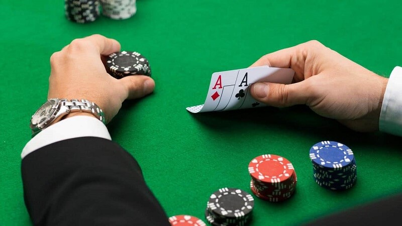 Phân Biệt Xì Tố Và Poker: Khác Biệt Từ Luật Đến Chiến Thuật